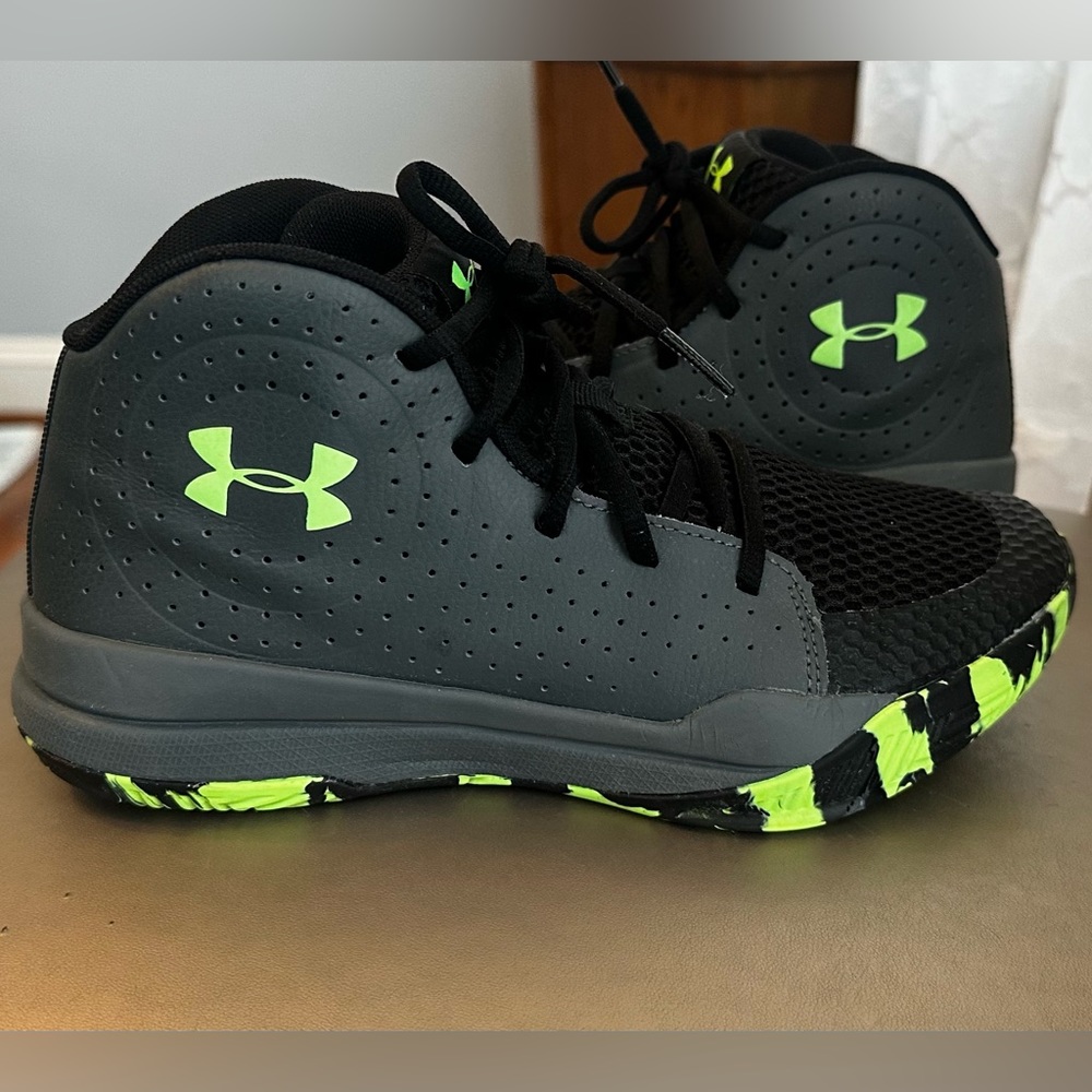 Under Armour Youth Boys Size 5 shoes (Big Kids)